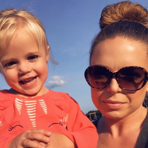 Meet your Posher, Alyssa - Picture 1 of 2